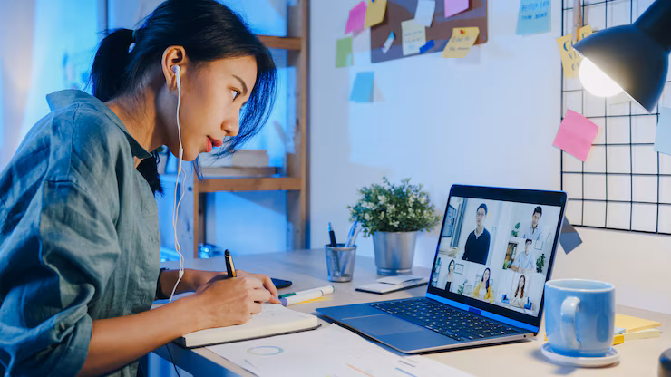 asia-businesswoman-using-laptop-talk-colleagues-about-plan-video-call-meeting-living-room_7861-3171 Gaji Desain Grafis