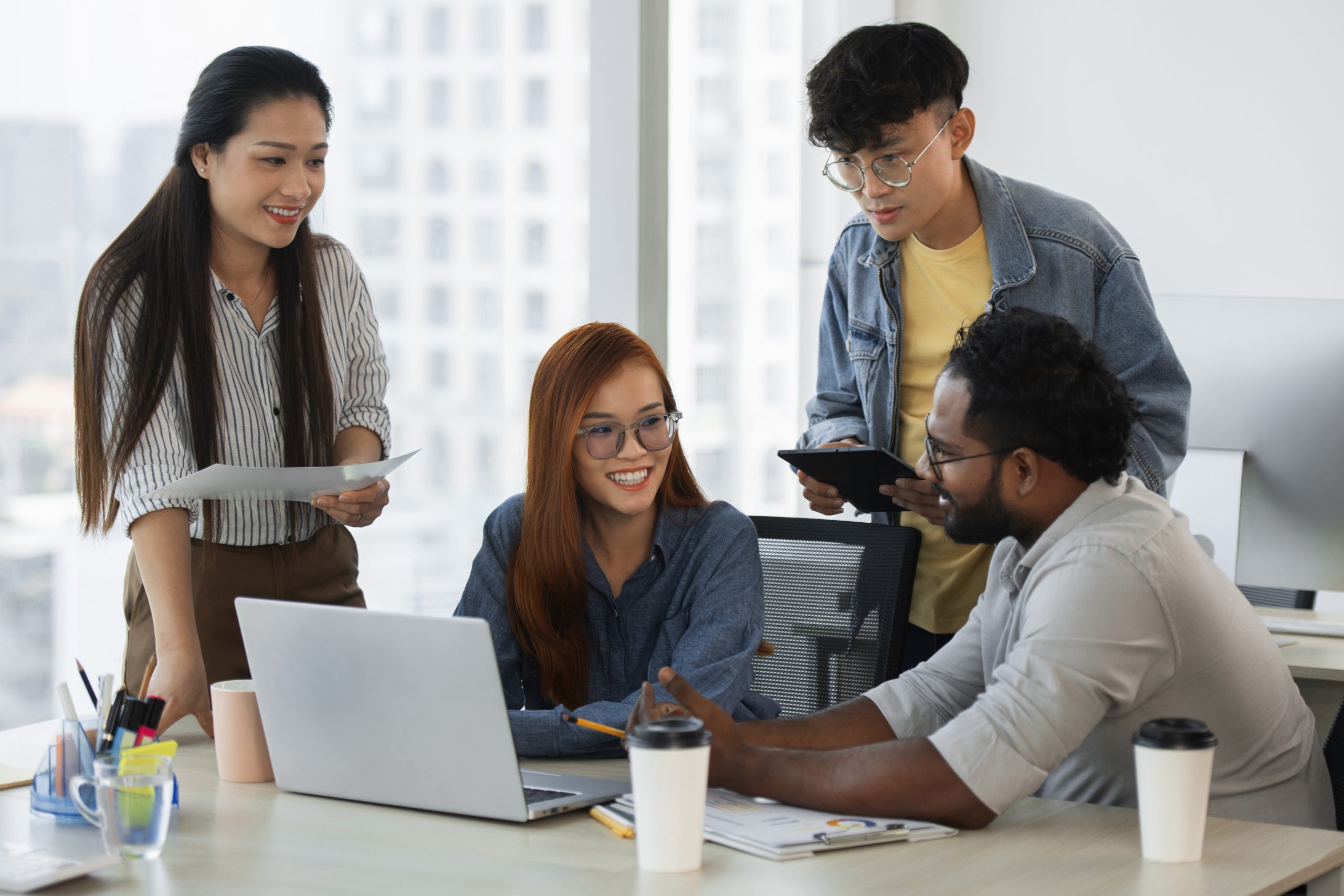 medium-shot-employees-working-together Gambar Ditekindo